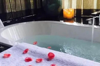 杭州下城水疗池中的失重冥想：当身体学会漂浮